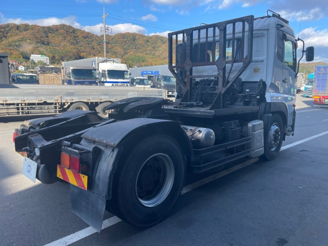 UDトラックス　クオン　シングルトラクタ　第五輪荷重11.4t