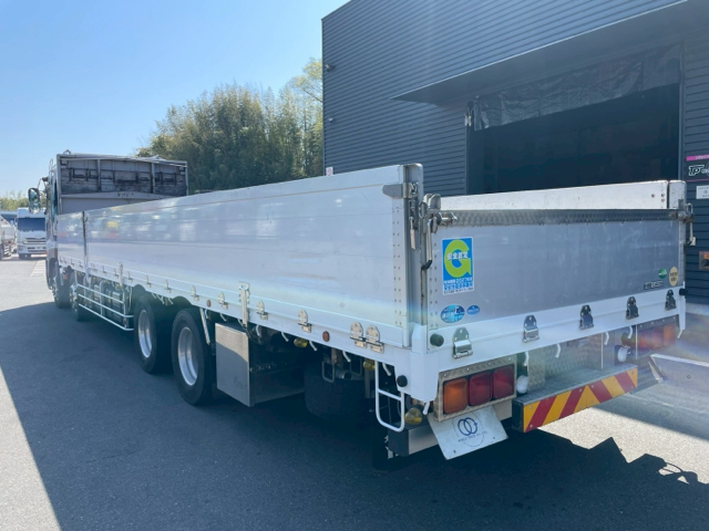 UDトラックス　クオン　平ボディ