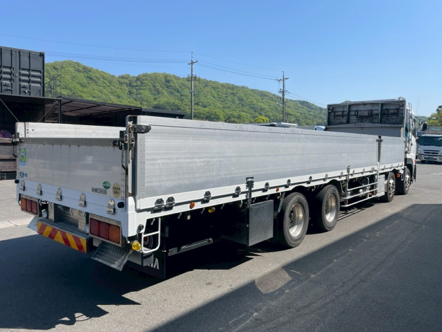 UDトラックス　クオン　平ボディ