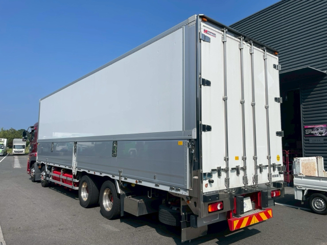 UDトラックス　クオン　冷凍ウイング