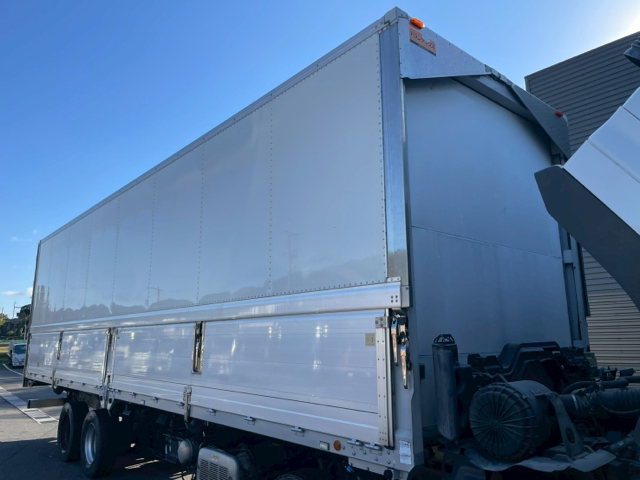 箱　大型ウイング　日野4軸低床から取り外し