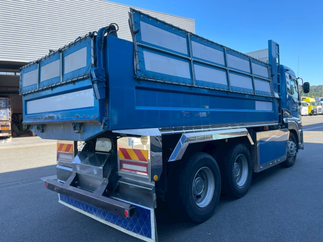 UDトラックス　クオン　ダンプ