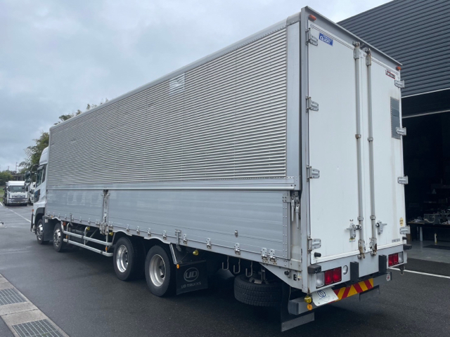 UDトラックス　クオン　4軸低床ウイング