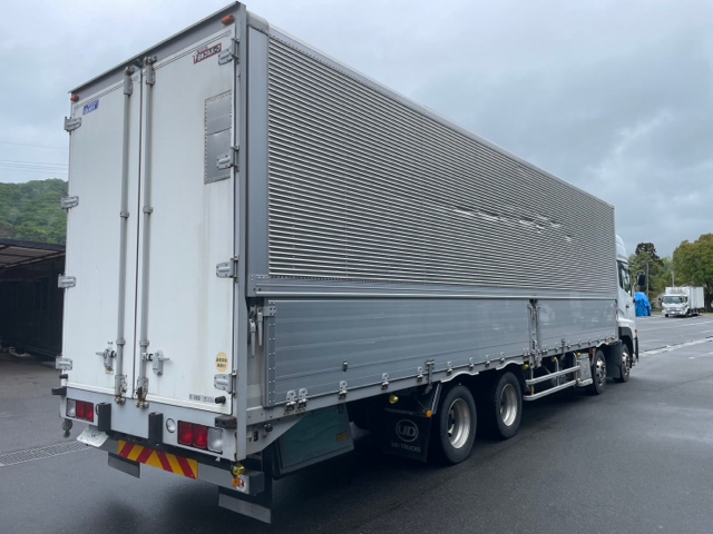 UDトラックス　クオン　4軸低床ウイング