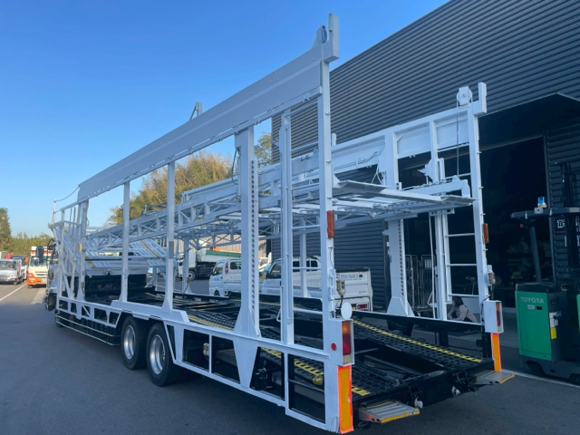 UDトラックス　コンドル　5台積みキャリアカー